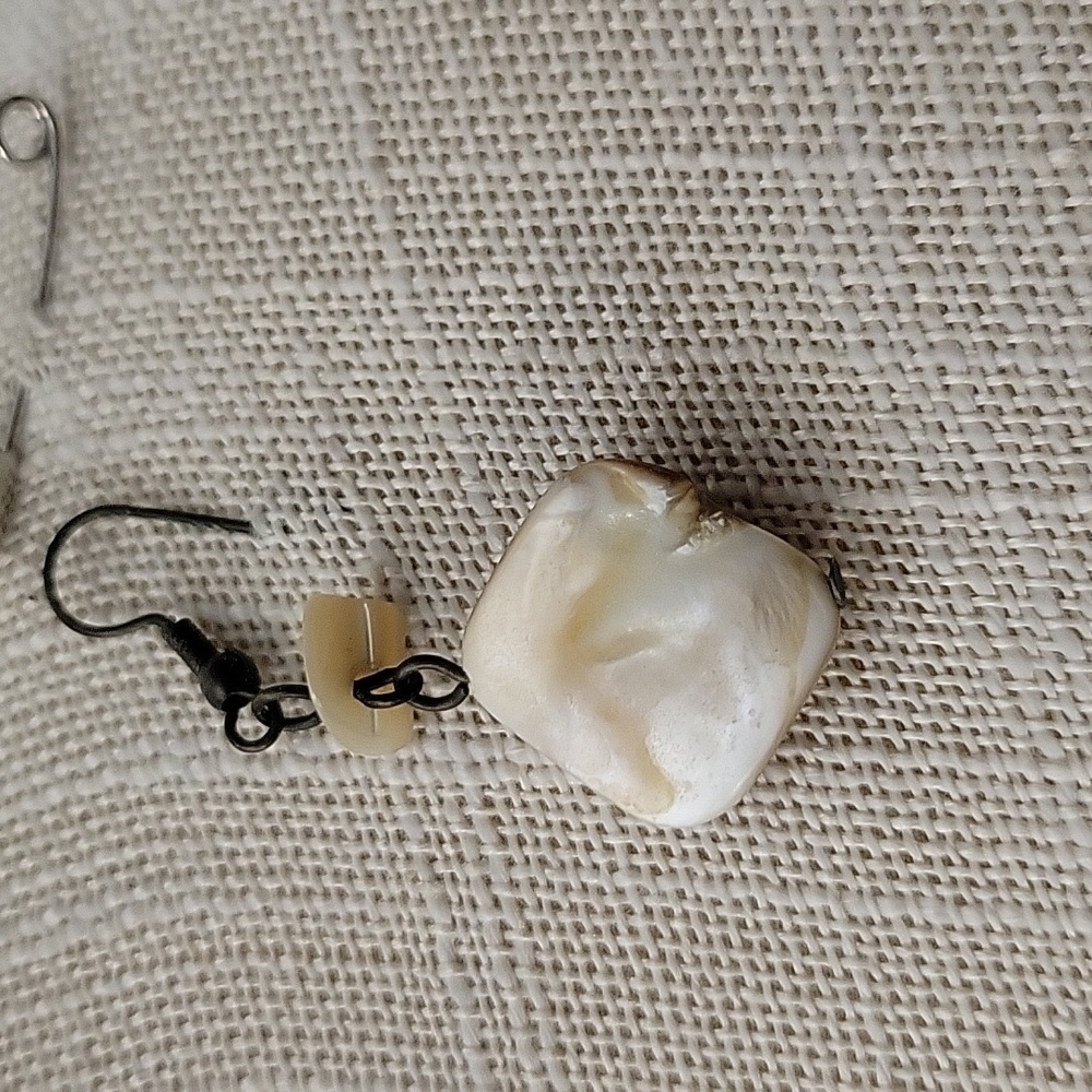 Elegant Shell Pendant Necklace And Earing Set - Picture 3 of 3